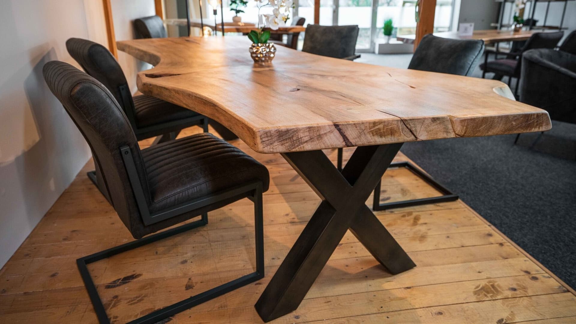 Entdecken Sie die Vielfalt der Tisch Baumstamm Kollektion bei Mokana Meubelen in Enschede – Individuelle Gestaltungsmöglichkeiten inklusive!