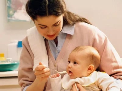 BLW leicht erklärt – selbstbestimmtes Essen für Babys richtig umsetzen